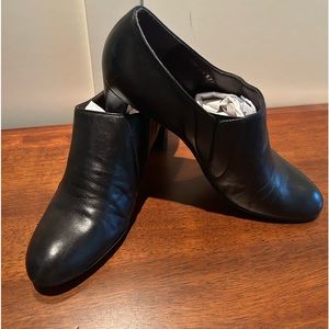 Stuart Weitzman black leather shoes. 5.5
